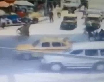 Así se derrumbó el puente en Calcuta