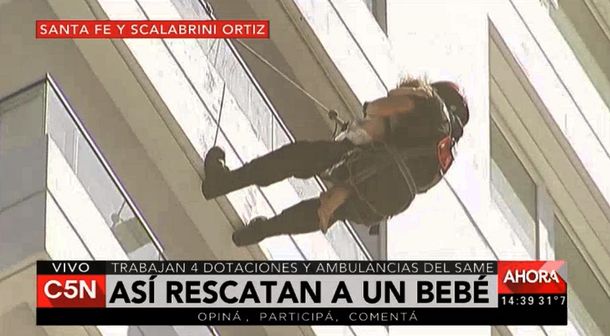 Los bomberos protegonizaron el dramático rescate de un bebé