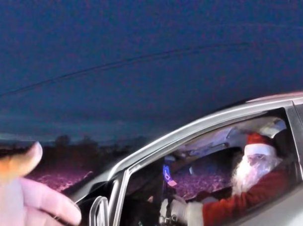 Papá Noel al volante: una detención inesperada que se volvió viral en plena Navidad