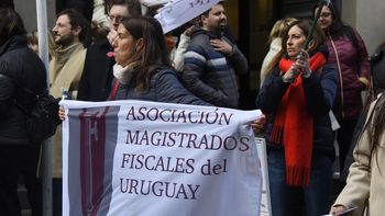 La Asociación de Magistrados Fiscales del Uruguay se declaró en conflicto por un artículo de la Rendición de Cuentas. La Asociación de Magistrados Fiscales del Uruguay se declaró en conflicto por un artículo de la Rendición de Cuentas.