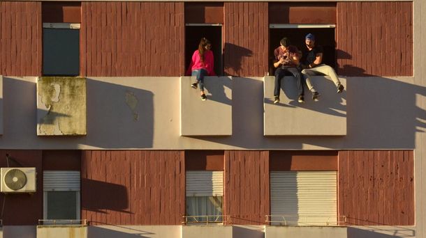 El temerario juego de tres jóvenes en Bahía. Foto: Gentileza diario La Nueva. 