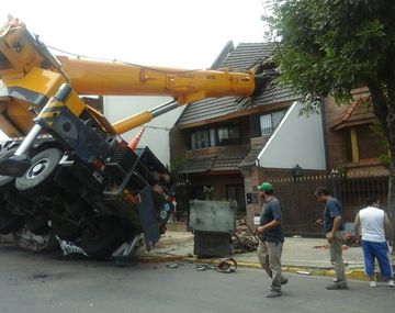 Una grúa cayó sobre una casa de Mataderos cuando intentaba colocar una pileta.