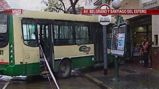 Una discusión termina con un colectivo incrustado y 11 heridos