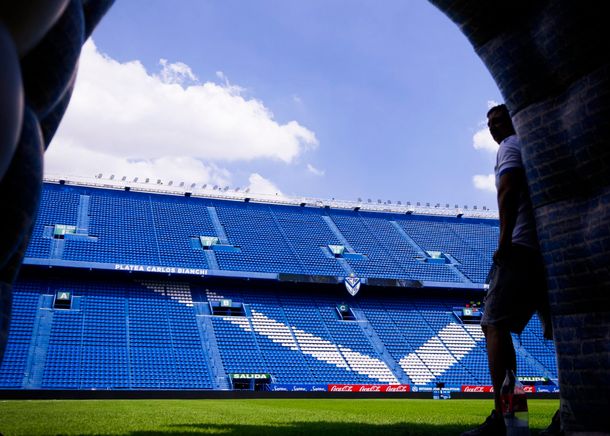 Una avioneta pasó por la práctica de Vélez y dejó un fuerte mensaje antes del partido con Boca
