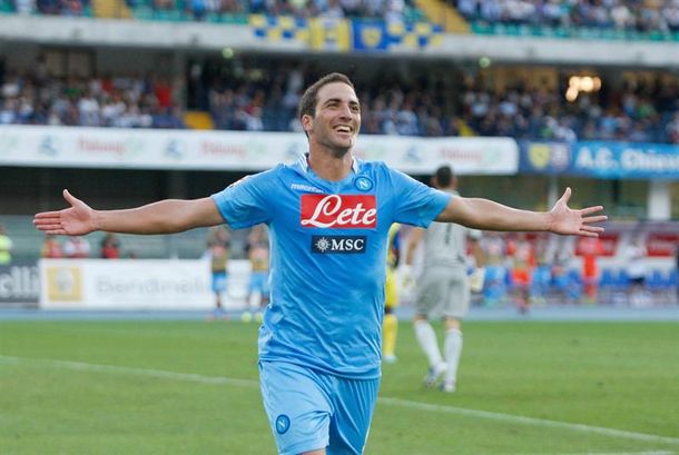 Higuaín debutó oficialmente en la red en la goleada del Napoli