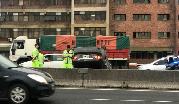 Dos autos y un camión chocaron en Panamericana