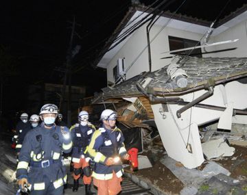 Dos muertos y docenas de heridos por un sismo de 6
