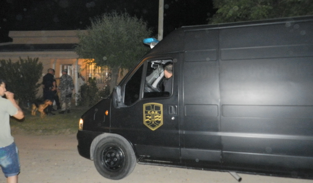 El hombre atacó a las tres mujeres y se atrincheró en la vivienda.