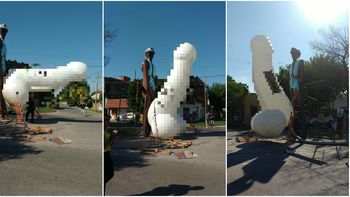 El muñeco de El Negro de Whatsapp con su pene restituido El muñeco de El Negro de Whatsapp con su pene restituido