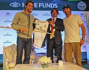 Enrique Blaksley, presidente de Hope Fund, junto a Federer y Cambiaso