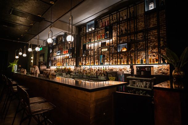 Donde la noche se piensa, se bebe y se comparte