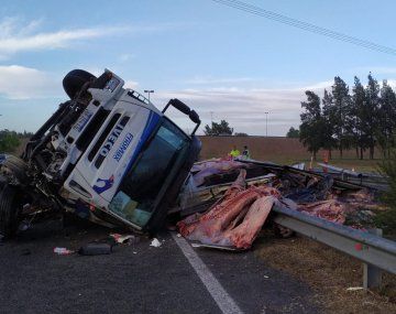 Un camión volcó en la autopista Ezeiza-Cañuelas: carne quedó esparcida en el pavimento
