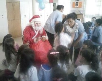 Gesto solidario: un policía federal visita a los chicos disfrazado de Papá Noel