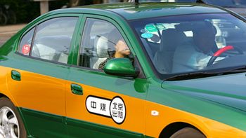 se subio a un taxi con su amante y se encontro con que el chofer era su esposo se subio a un taxi con su amante y se encontro con que el chofer era su esposo