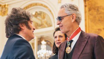 el posteo de andrea bocelli tras recibir la orden de mayo: me lo guardo en el corazon el posteo de andrea bocelli tras recibir la orden de mayo: me lo guardo en el corazon