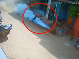 VIDEO: Abrió una bomba de gas y salió disparada por la calle como un misil