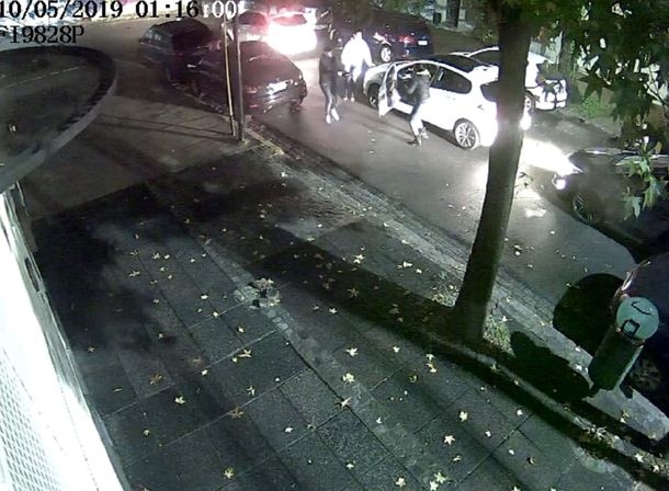 Violento robo de un auto en Villa del Parque: siguieron a la conductora y tiraron al perro