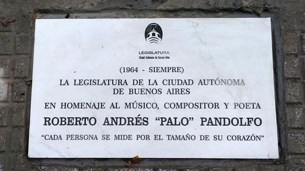 Colocaron una placa y un árbol en el lugar donde murió el músico Palo Pandolfo