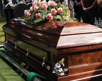 Hombre acude a su propio funeral un día después de ser dado por muerto