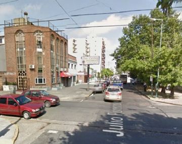 Delincuentes degollaron a un hombre africano que vendía relojes en la calle