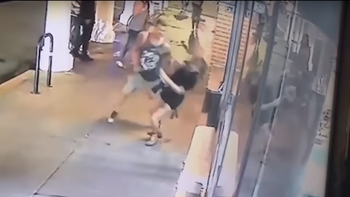 video: un hombre noqueo a una mujer en la calle y despues intento escapar video: un hombre noqueo a una mujer en la calle y despues intento escapar