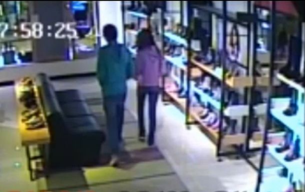 Escrachan a una pareja robándose un celular en un shopping