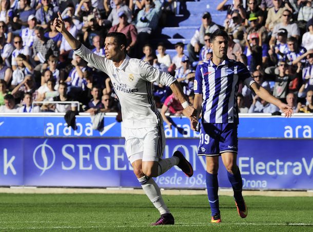 Cristiano Ronaldo cortó su sequía goleadora con un triplete ante el Alaves como visitante