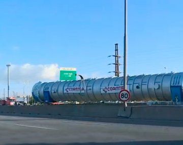Caos en la Autopista Bs.As.-La Plata por el traslado de un tanque de destilación