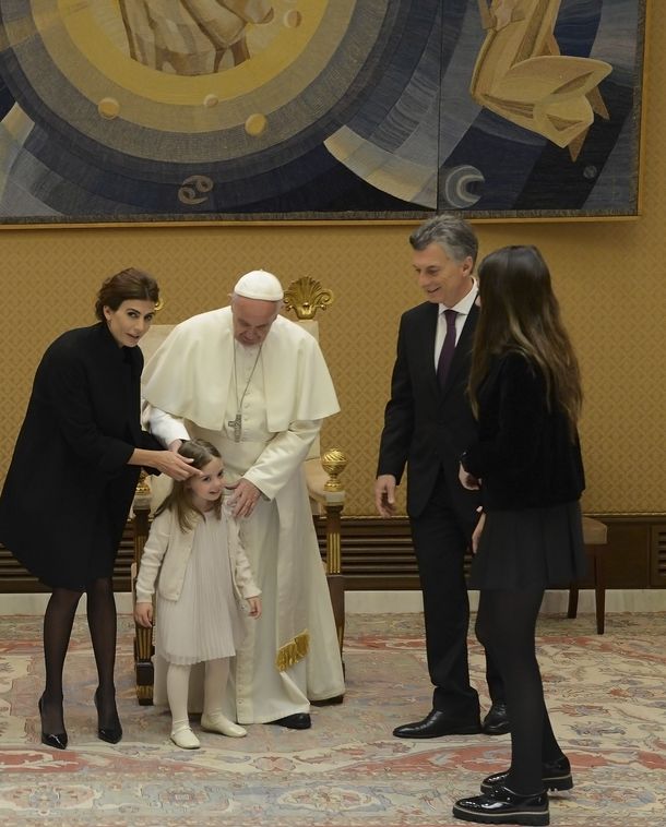 Macri y su familia con el papa Francisco en el Vaticano.