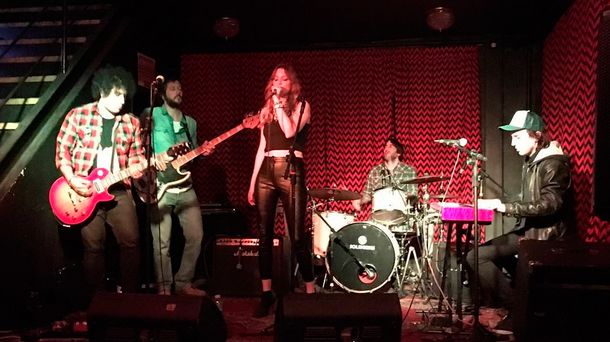 Si la viera Pappo: Geraldine Neumann rockea en la noche porteña