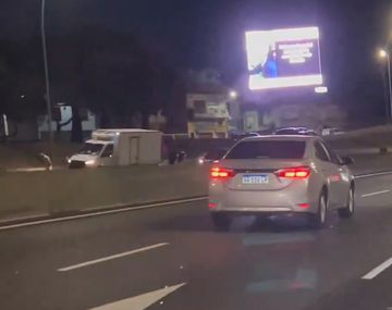 Una camioneta perdió dos ruedas en la Avenida General Paz y una de ellas impactó contra otro vehículo