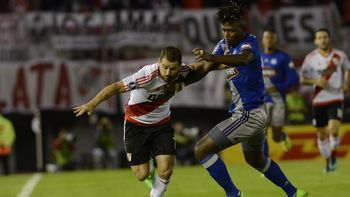 La lucha de Rodrigo Mora con un jugador del Emelec La lucha de Rodrigo Mora con un jugador del Emelec