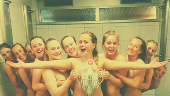 el viral menos pensado: salieron campeonas, festejaron desnudas y la foto recorrio el mundo el viral menos pensado: salieron campeonas, festejaron desnudas y la foto recorrio el mundo