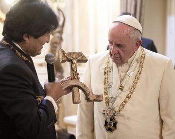 El Papa negó haberse ofendido por la cruz comunista de Evo Morales
