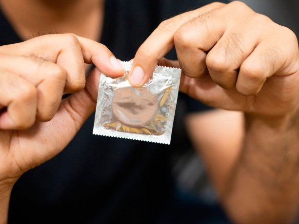 Detienen a una mujer acusada de perforar los preservativos de su amante