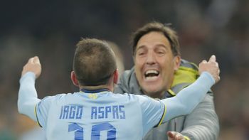 El abrazo entre el goleador Aspas y el DT Berizzo El abrazo entre el goleador Aspas y el DT Berizzo