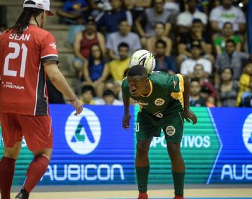 El brasileño se divierte ante la marca de Garnier