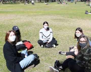 El barbijo deja de ser obligatorio al aire libre en la Ciudad