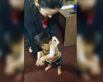 Le tiró agua caliente a su mujer, erró y le causó quemaduras a su hijo