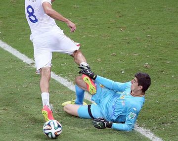 Alerta belga: el arquero se fue de la práctica con hielo en la rodilla