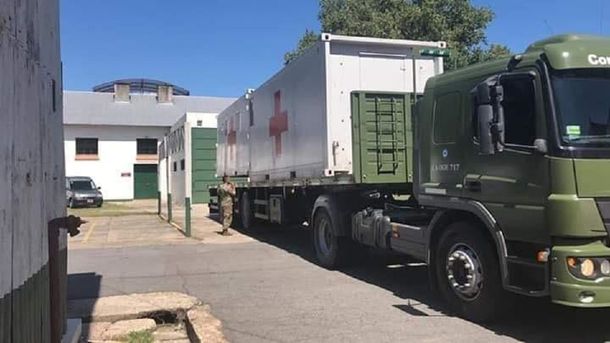 Cami&oacute;n de la guarnici&oacute;n militar de Campo de Mayo donde se prepara el Hospital Militar Reubicable para combatir el Coronavirus Covid-19