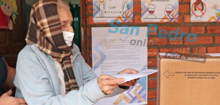 Una mujer cumplió 100 años este domingo y fue a votar por su nieto en Misiones