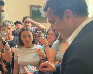 Swifties del Carlos Pellegrini le regalaron friendship bracelets a Sergio Massa