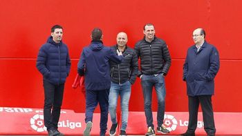 El DT de la Selección visitó la concentración de su ex club (foto: El Desmarque) El DT de la Selección visitó la concentración de su ex club (foto: El Desmarque)