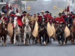 urtubey encabezo una cabalgata historica en salta urtubey encabezo una cabalgata historica en salta