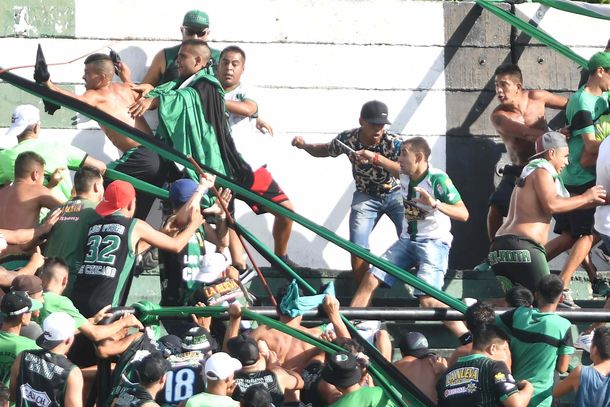 Incidentes entre los barrabravas de Nueva Chicago en el partido ante Temperley
