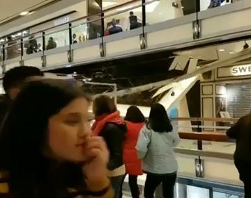 VIDEO: Así fue el derrumbe del techo del shopping Abasto