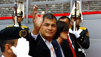 rafael correa juro su mandato en ecuador hasta el 2017 rafael correa juro su mandato en ecuador hasta el 2017