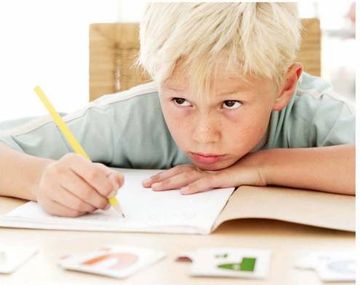 Les piden a alumnos que escriban su carta de suicidio como tarea