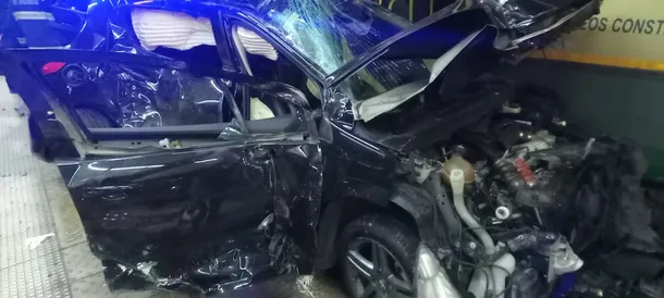 Así quedó destrozado el Peugeot 308 en Plaza Italia. Así quedó destrozado el Peugeot 308 en Plaza Italia.